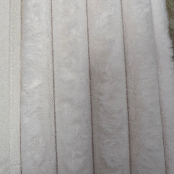 Aubin Hill
3pc Luxury Faux Fur Comforter Set - Picture 4 of 4